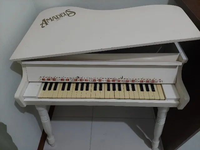 Piano Infantil em Madeira da Hering. Emite Som, porém n