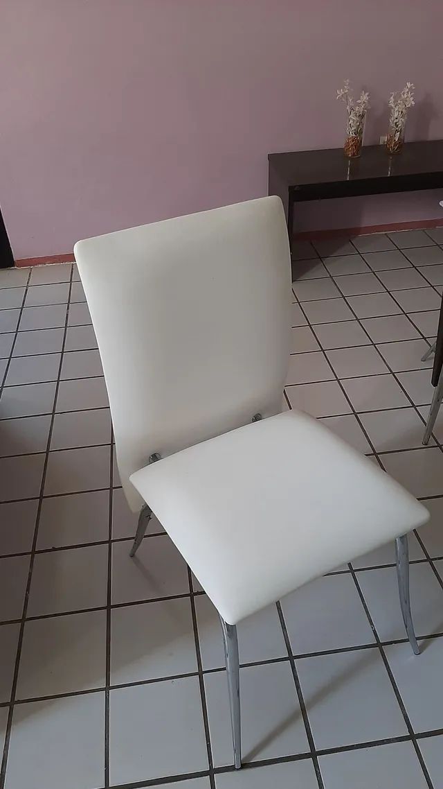 Cadeiras em courinho