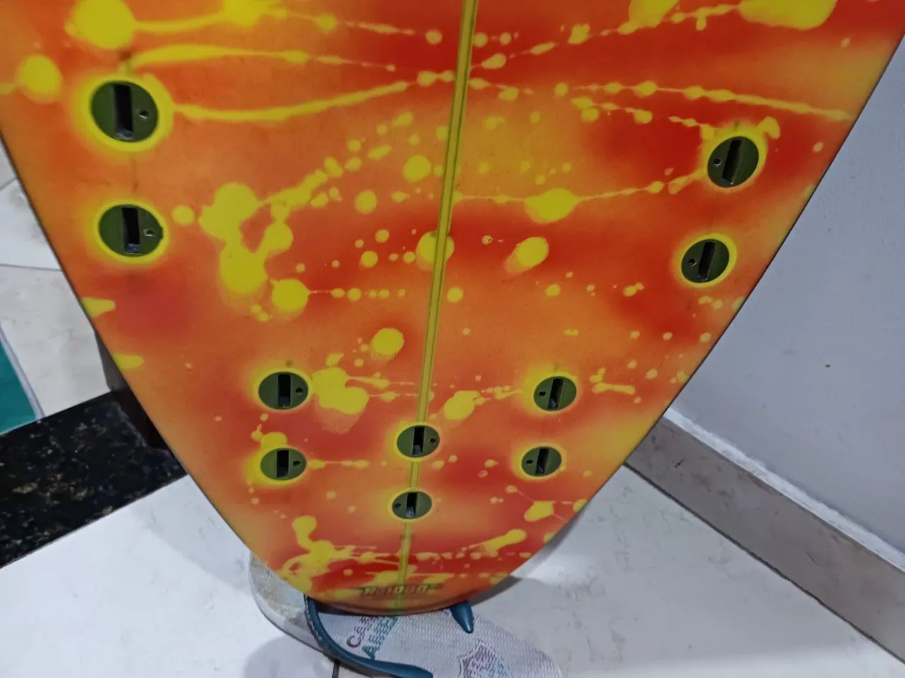 Prancha Toninho 5.9 completa 3 quilhas fcs 1 chave estrepe parafina assador camisa uv - Foto 3