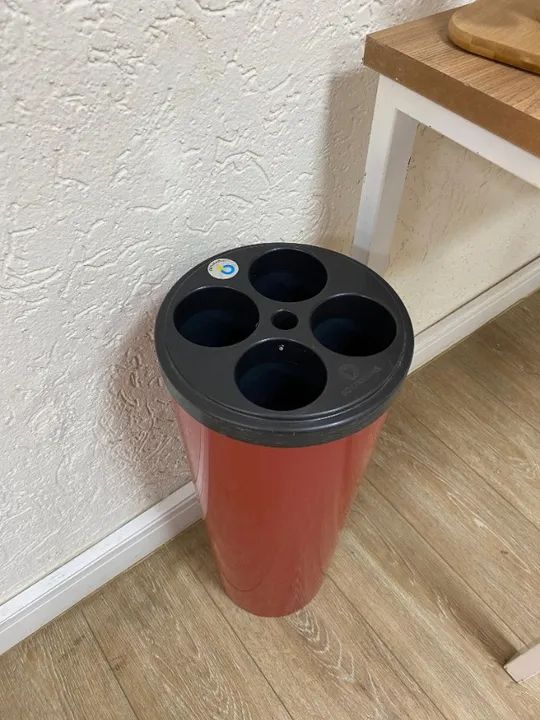 Lixeira De Copos Descartáveis Com 4 Tubos - Cor. Vermelho