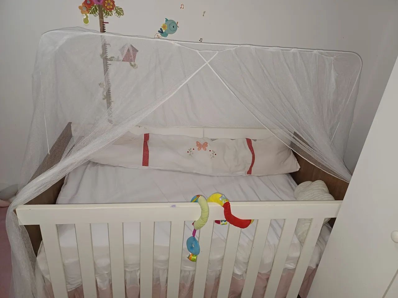 Berço  Branco  com mosquiteiro  e  colchão 