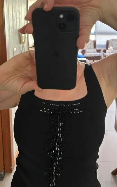 Blusa preta com detalhes bordados na frente