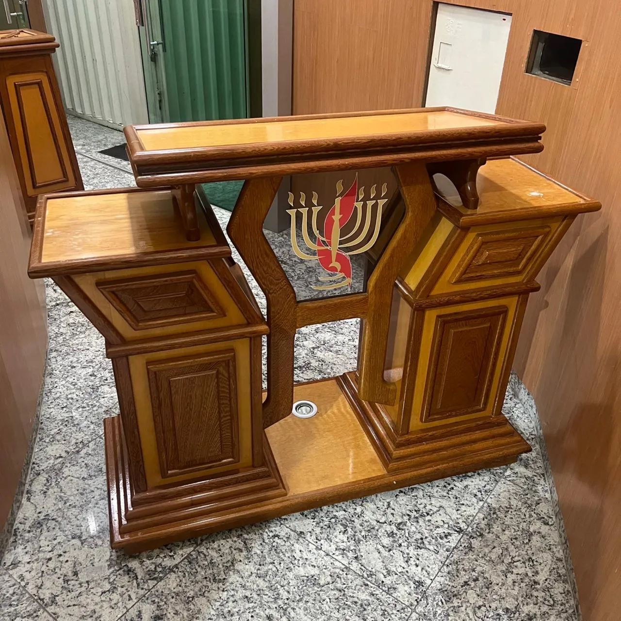 Púlpito de madeira maciça para igreja