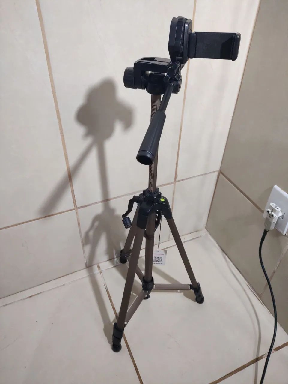 Tripé Profissional de câmera e Celular Tomate - 1,40 Metros. - Foto 3
