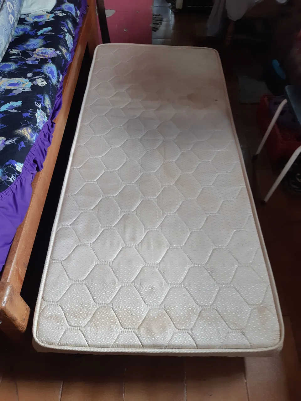 Cama e Colchão de Solteiro:fone *
