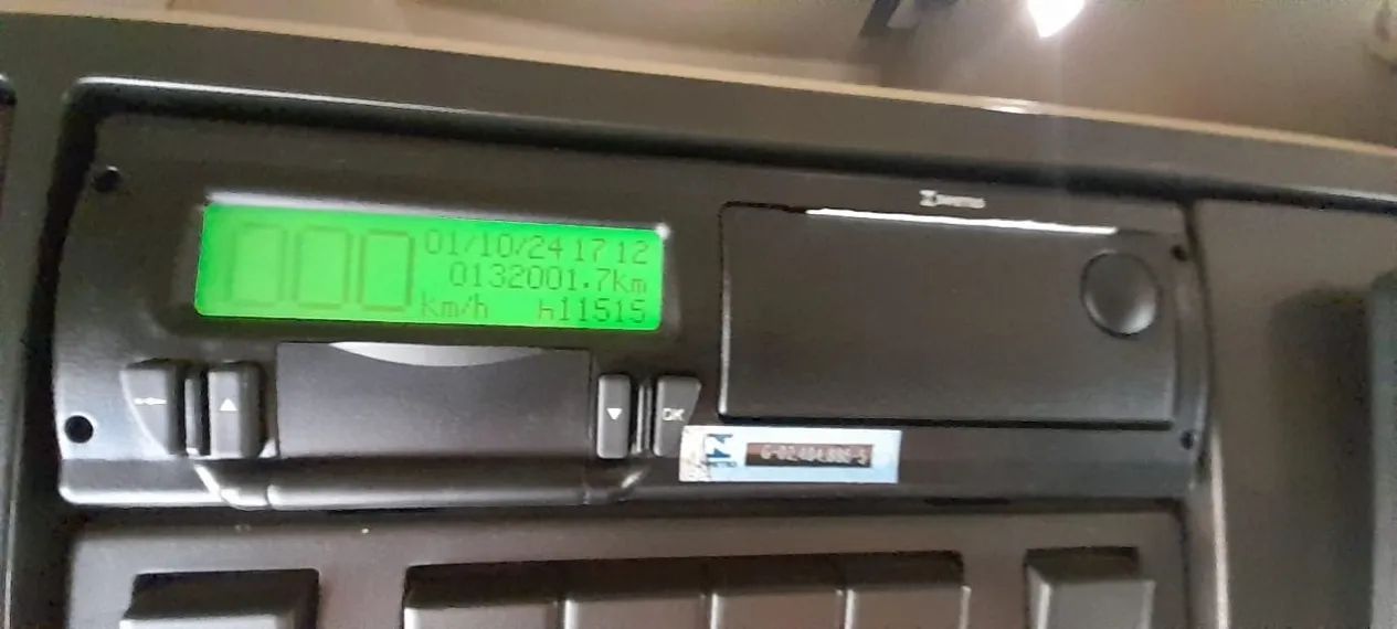 Volvo Fh 460 6x2 2023 - Com defletor de ar, 10 pneus novos, Geladeira, único dono. - Foto 10