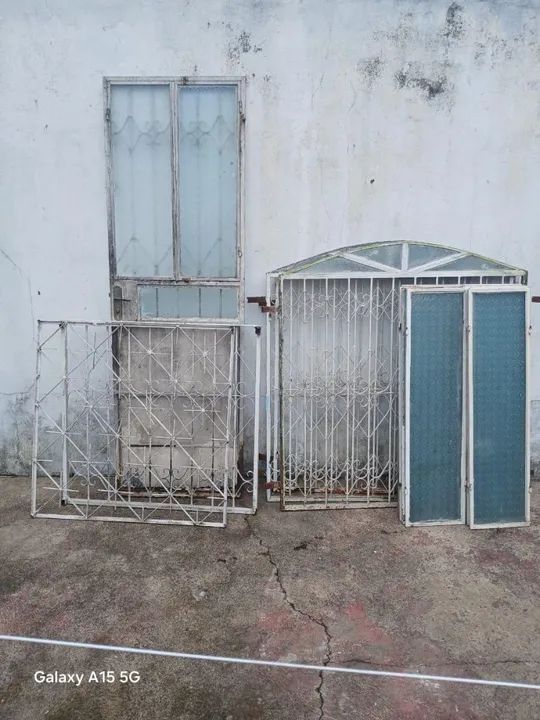 Vendo 3 janelas de 1,28/1,25 1 porta de 0,70 e 2 grades de 1,02/1,01