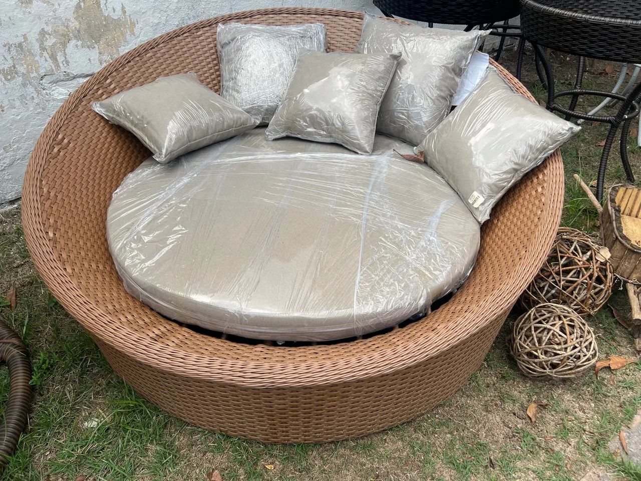 CHAISE Sofá Concha casal ,pode ficar no tempo sol ou na chuva é facil  de limpar - Foto 4