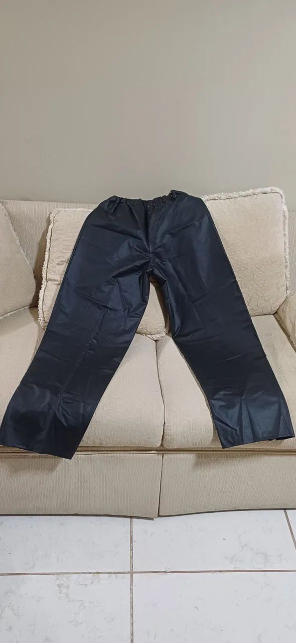 CALÇA CAPA DE CHUVA ALBA NOVA SEM USO 