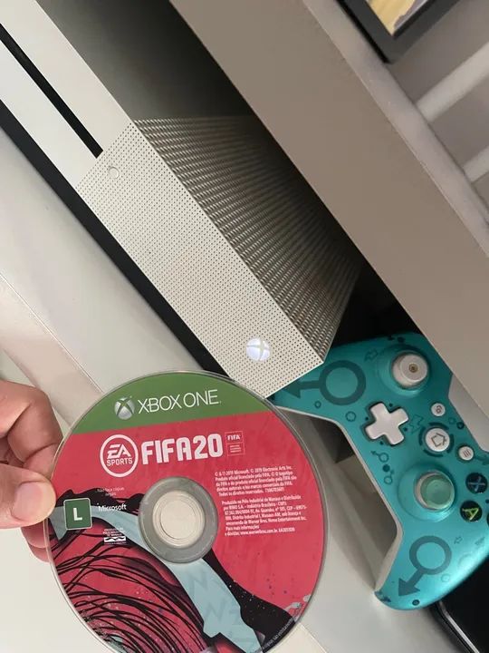 Xbox One S  com Jogo FIFA 20