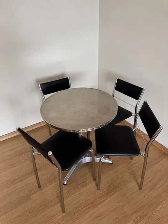 Mesa de Jantar em Aço Inox com 4 Cadeiras