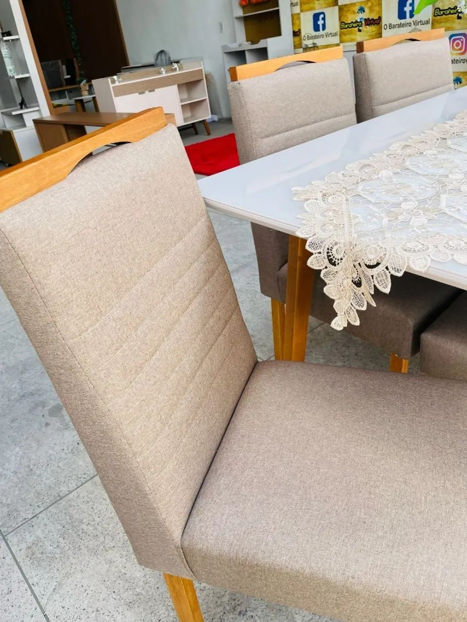 Mesa de jantar de madeira maciça com 6 cadeiras estofadas. Ideal para sua casa, perfeita p - Foto 3