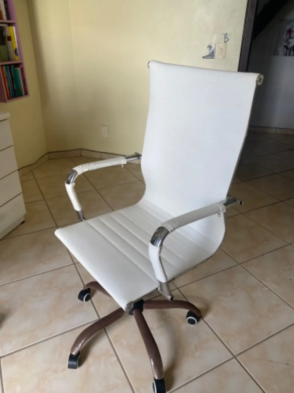 Cadeira escritório em courino branca com design ergométrico!!