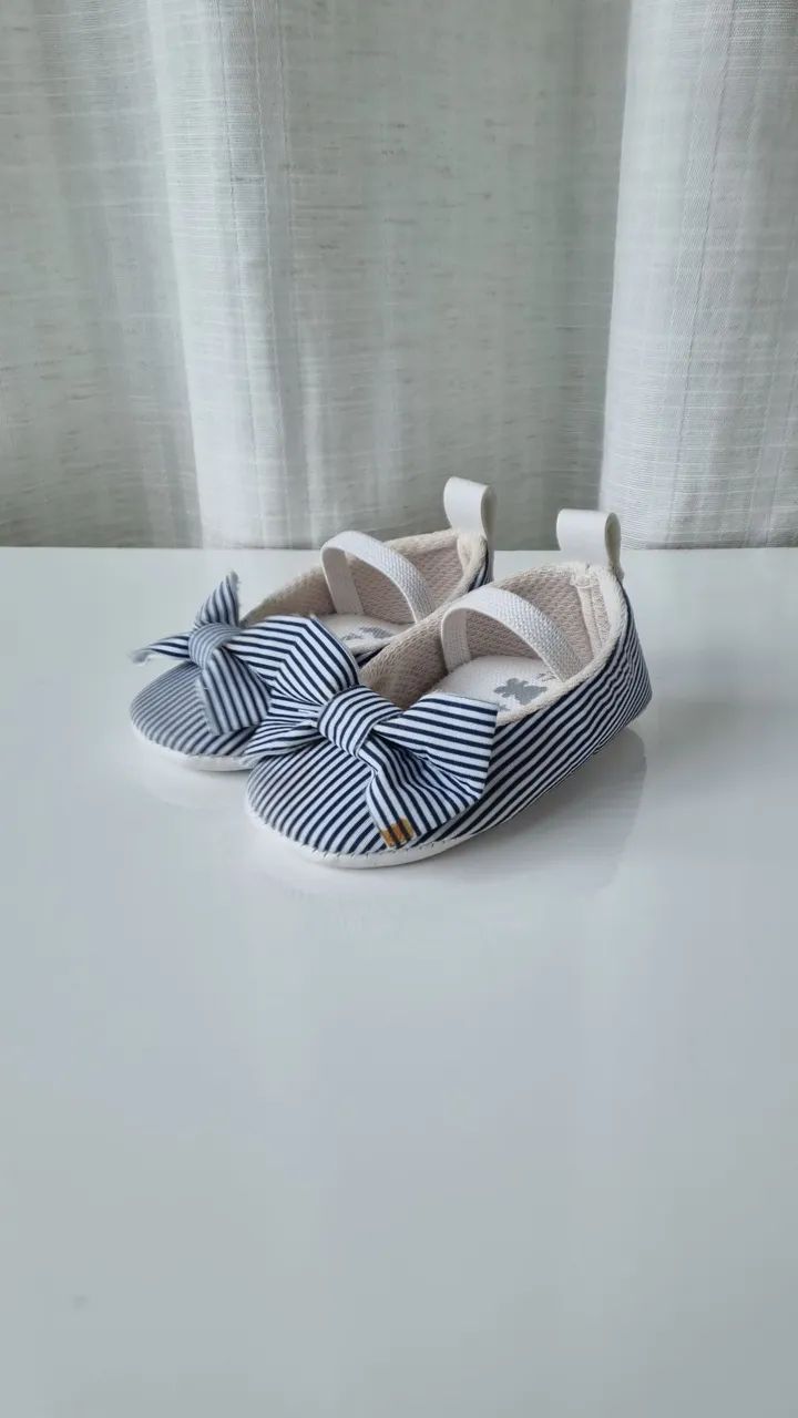 Sapatinhos de bebê em azul e branco com laço Teddy Boom. 16