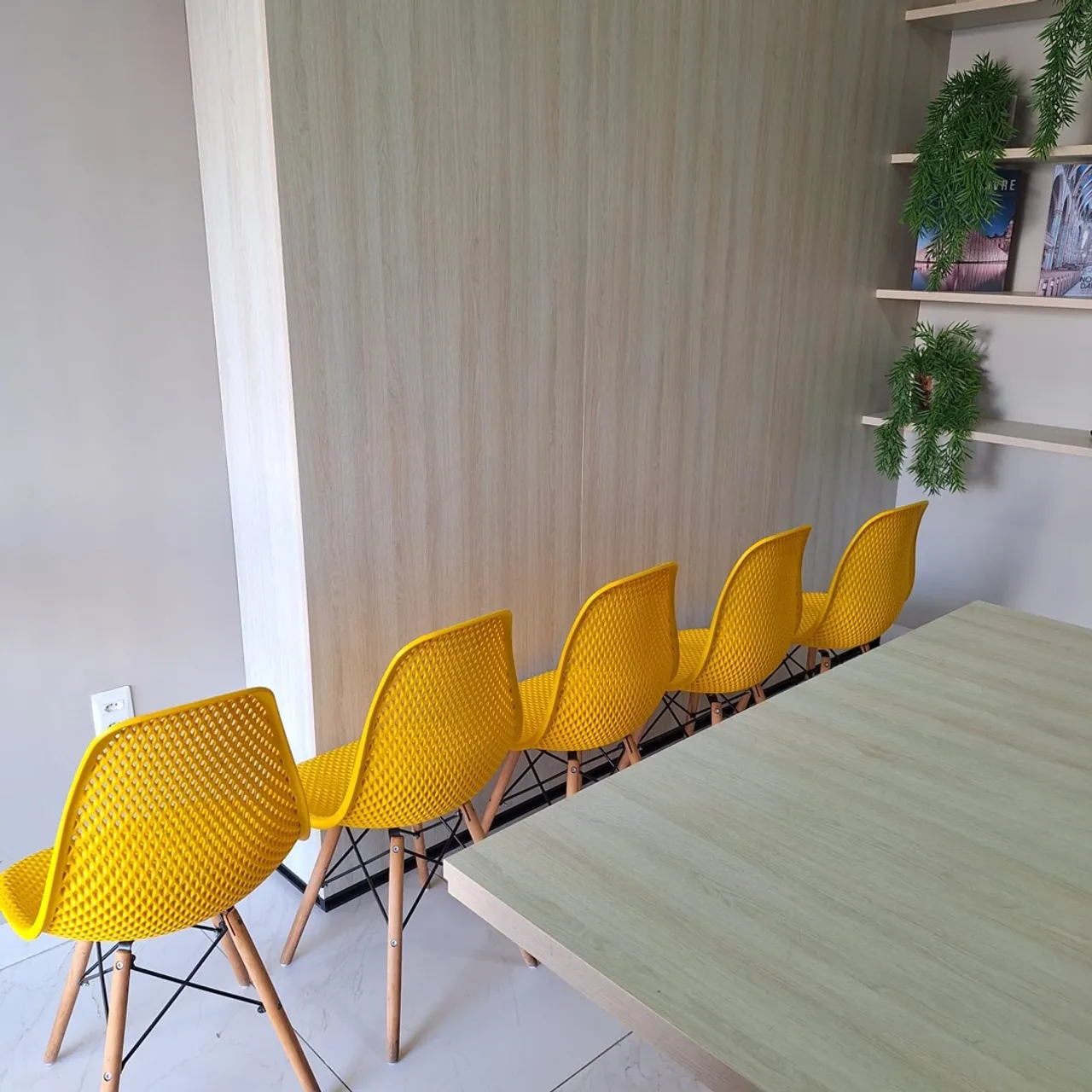 Cadeira Amarela Eames Eiffel em Plástico