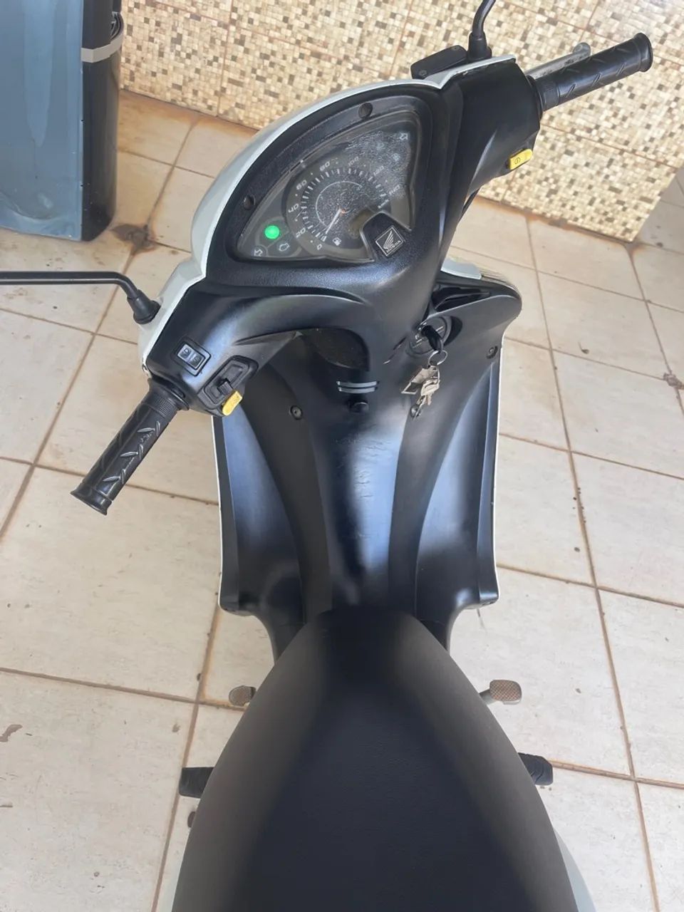 Vende-se essa biz 125 completa 2016 fone: *
