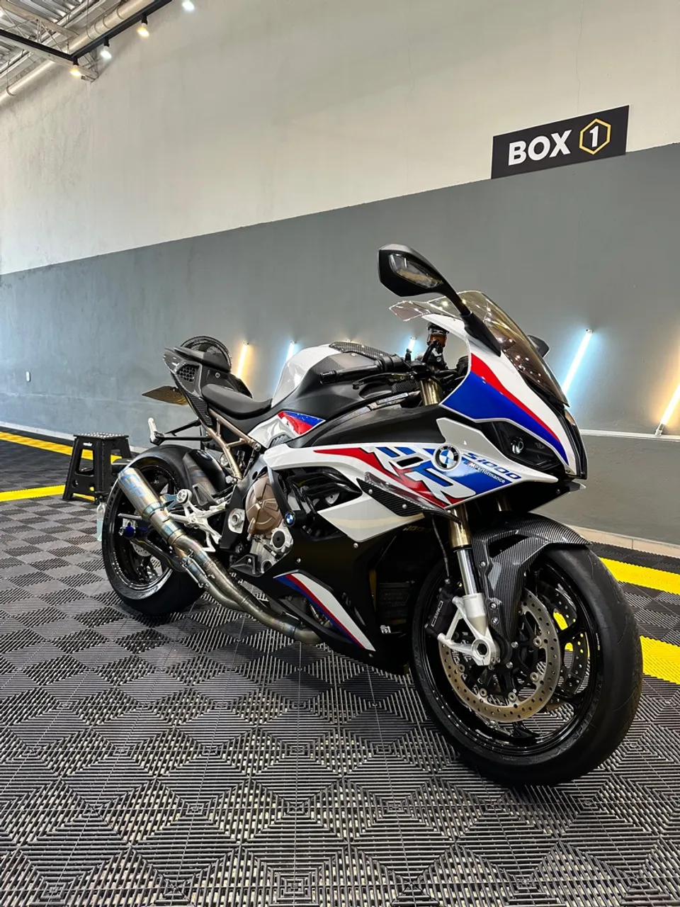 Moto semi nova.