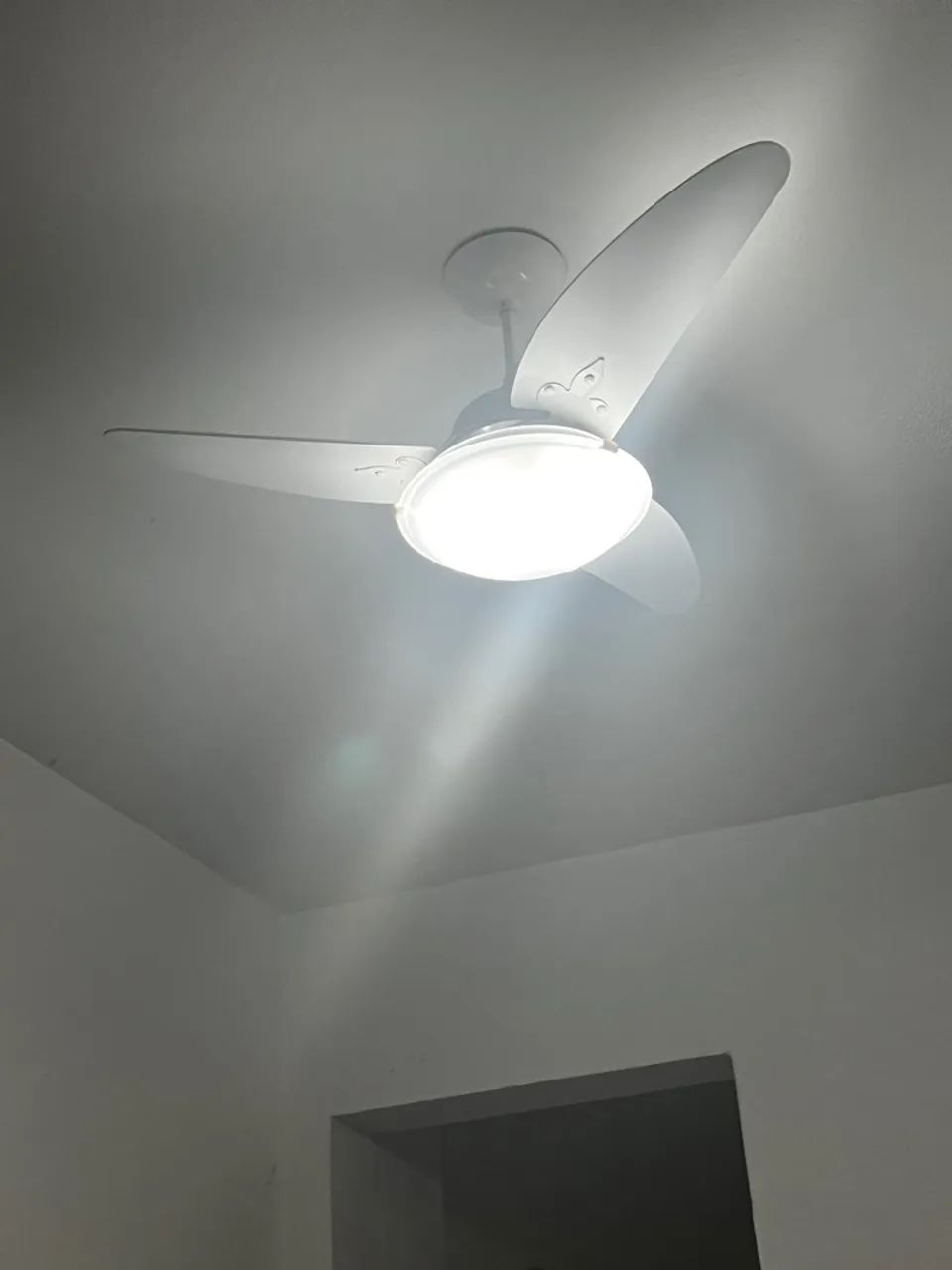 Ventilador de Teto com Luminária Integrada