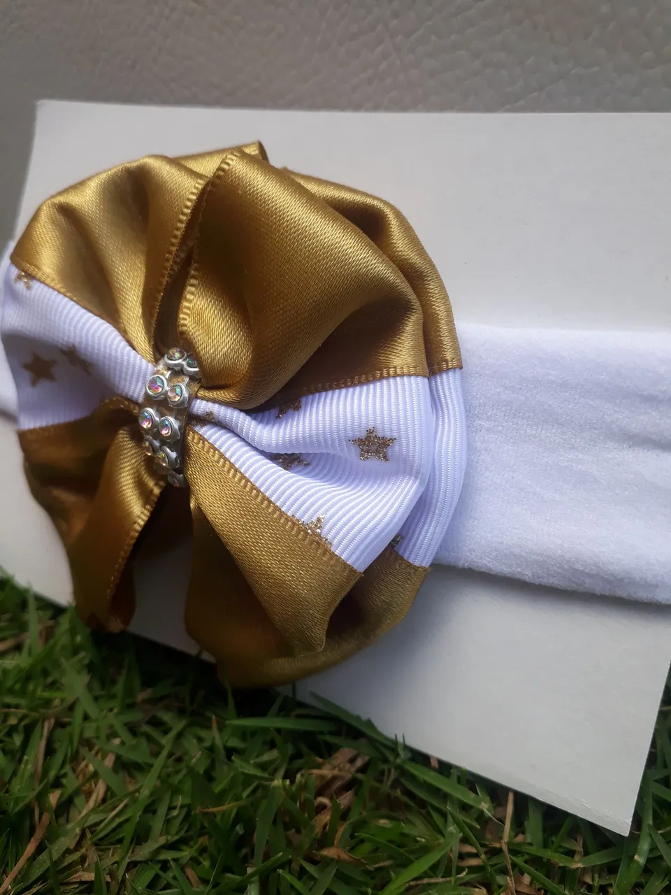 Laço de cabelo dourado e branco com detalhe