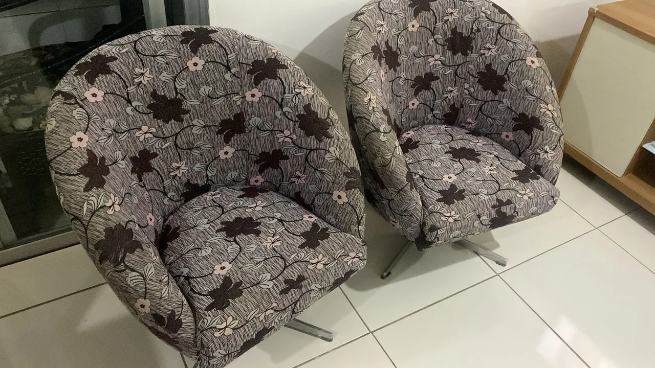 Poltronas Giratórias Florais - Conforto e Estilo!
