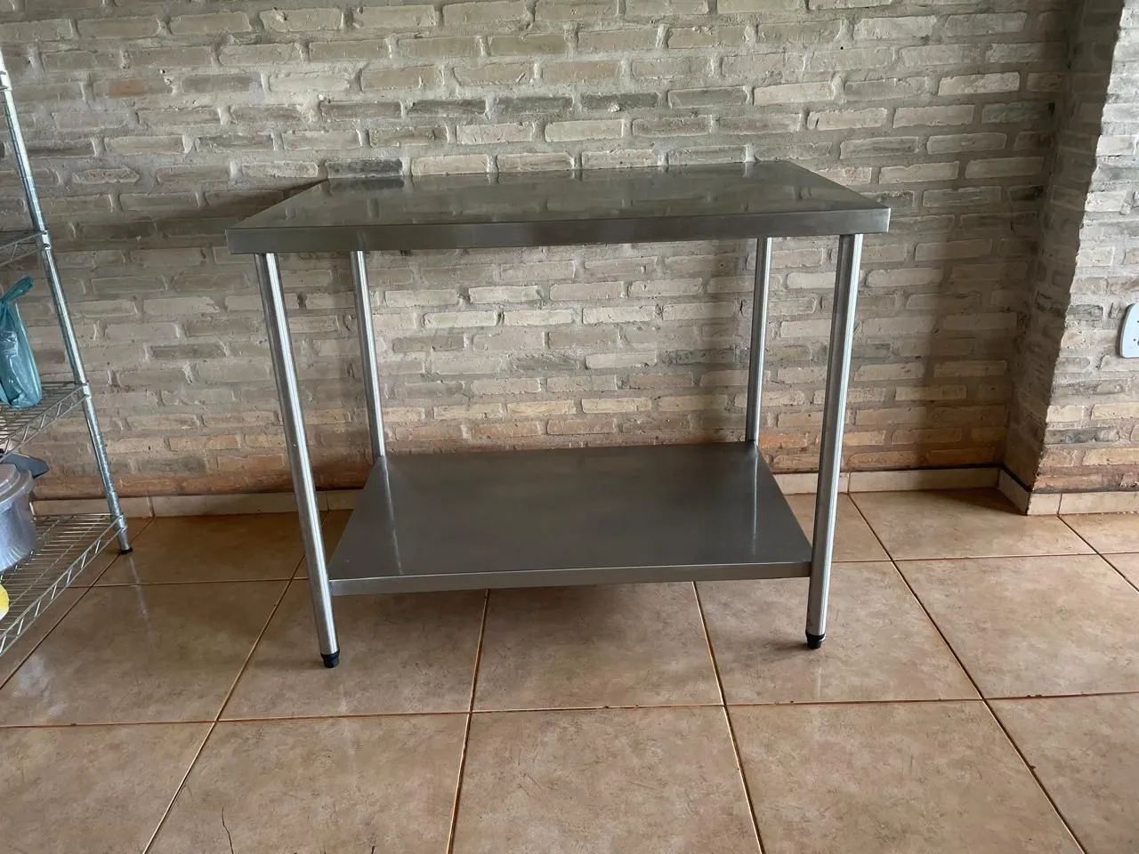 Mesa de aço inox com prateleira