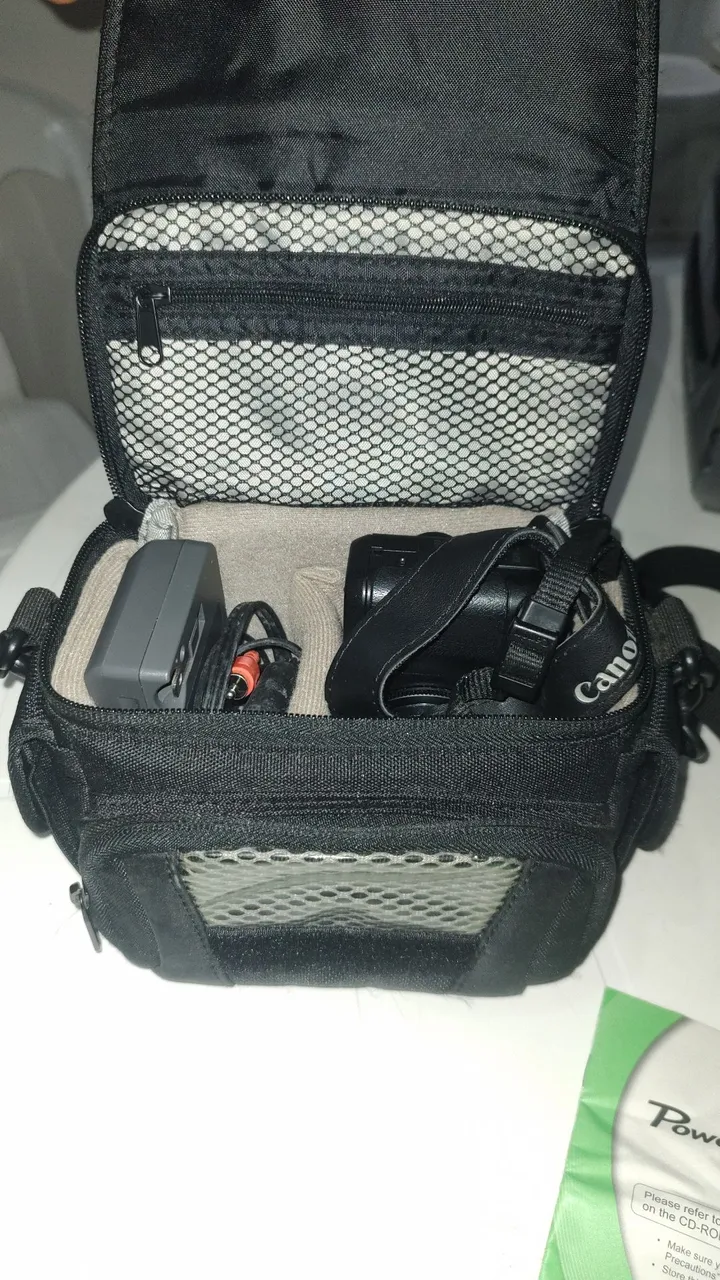 Câmera Canon com acessórios e bolsa