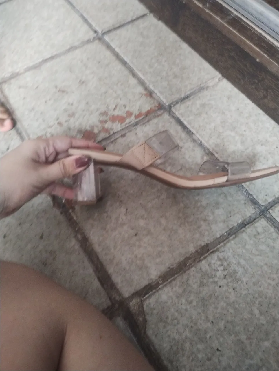 Sandália com transparência.