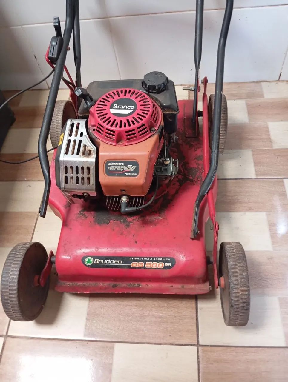 Cortador de grama branco a gasolina 