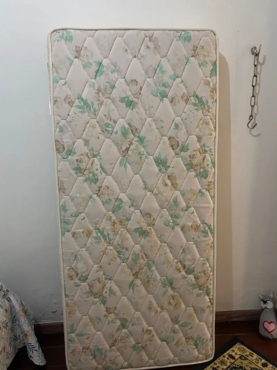 Vendo cama de solteiro madeira maciça e colchão - Foto 4