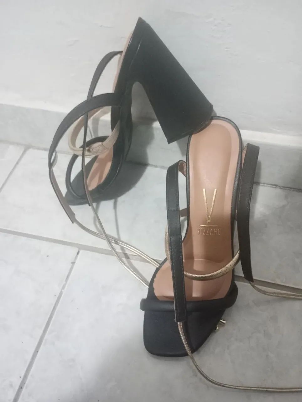 Sandália Vizzano Preta com Detalhes Dourados - Foto 2
