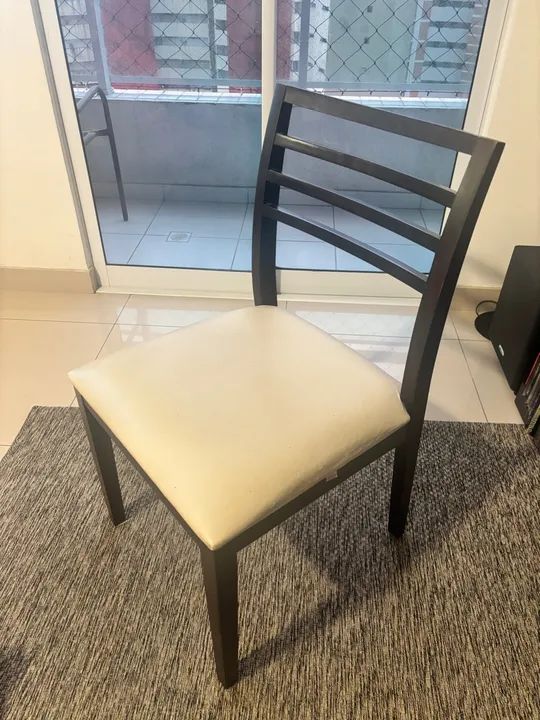 04 Cadeiras (material Madeira + estofado)