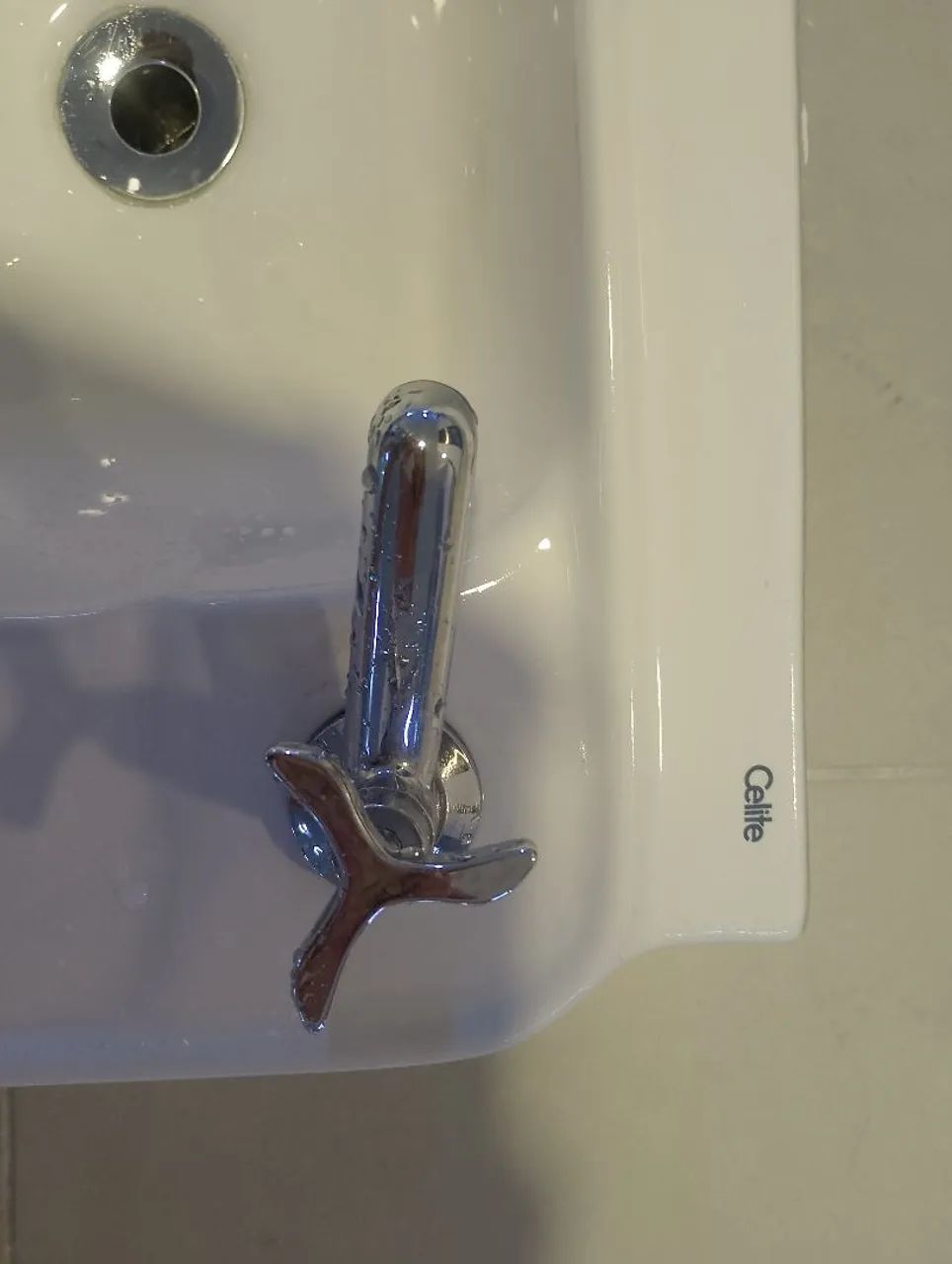 Bathroom sink64961542682626125