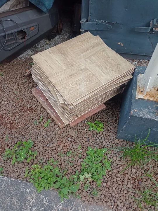 Piso cerâmica, desenho madeira 