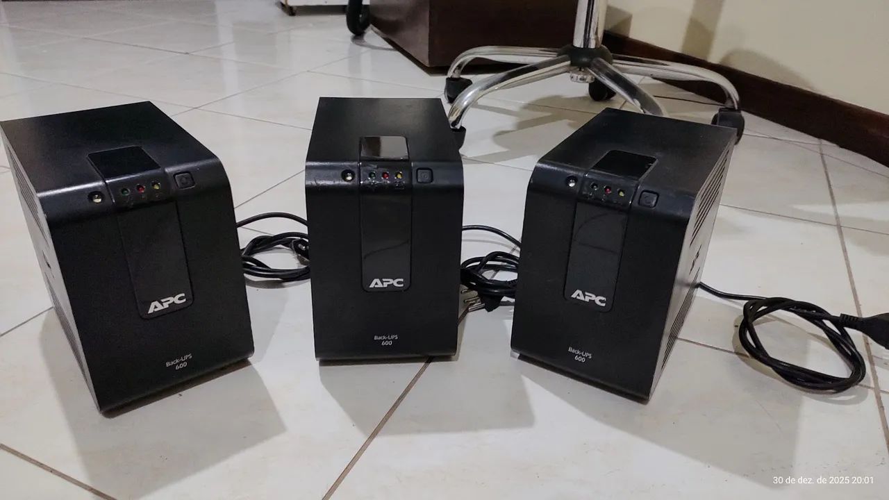 Três Nobreaks APC 600 - Foto 4