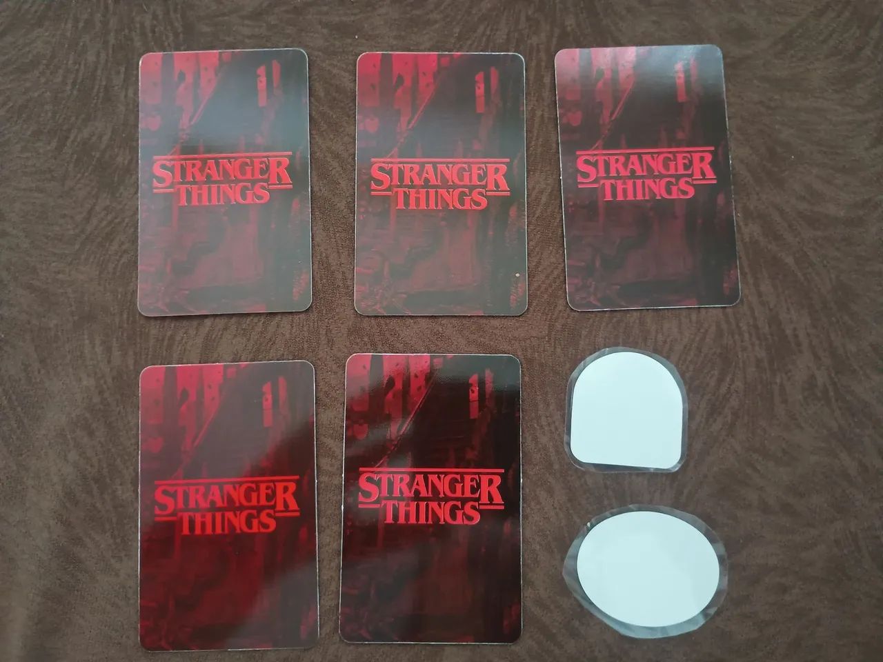 Stranger Things - 5 Cards + 2 Adesivos Tudum Netflix - Foto 2