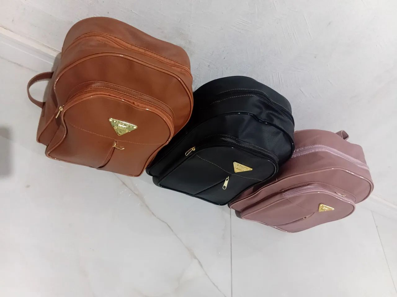 Mochila femenina em couro sintético, uma por R$ 80,00 as duas  por R$ 100,00.  - Foto 2