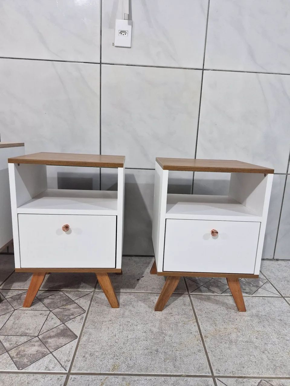 2 Criados Mudos Brancos com Detalhes em Mdf madeirado 