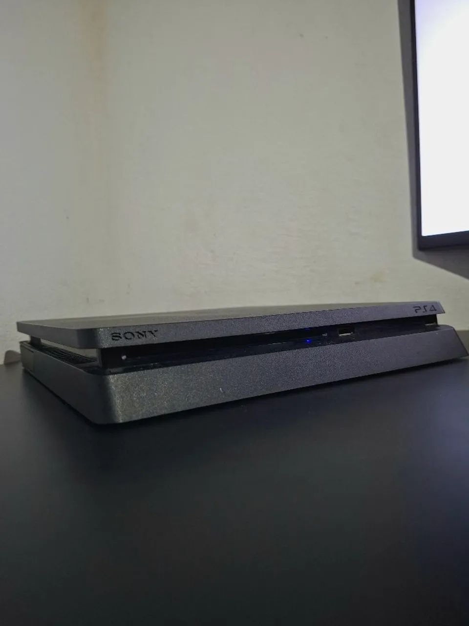 ? VENDE- SE PS4 INCLUI CONTROLE 4 JOGOS. E bom estado, perfeita para um presente de natal - Foto 2