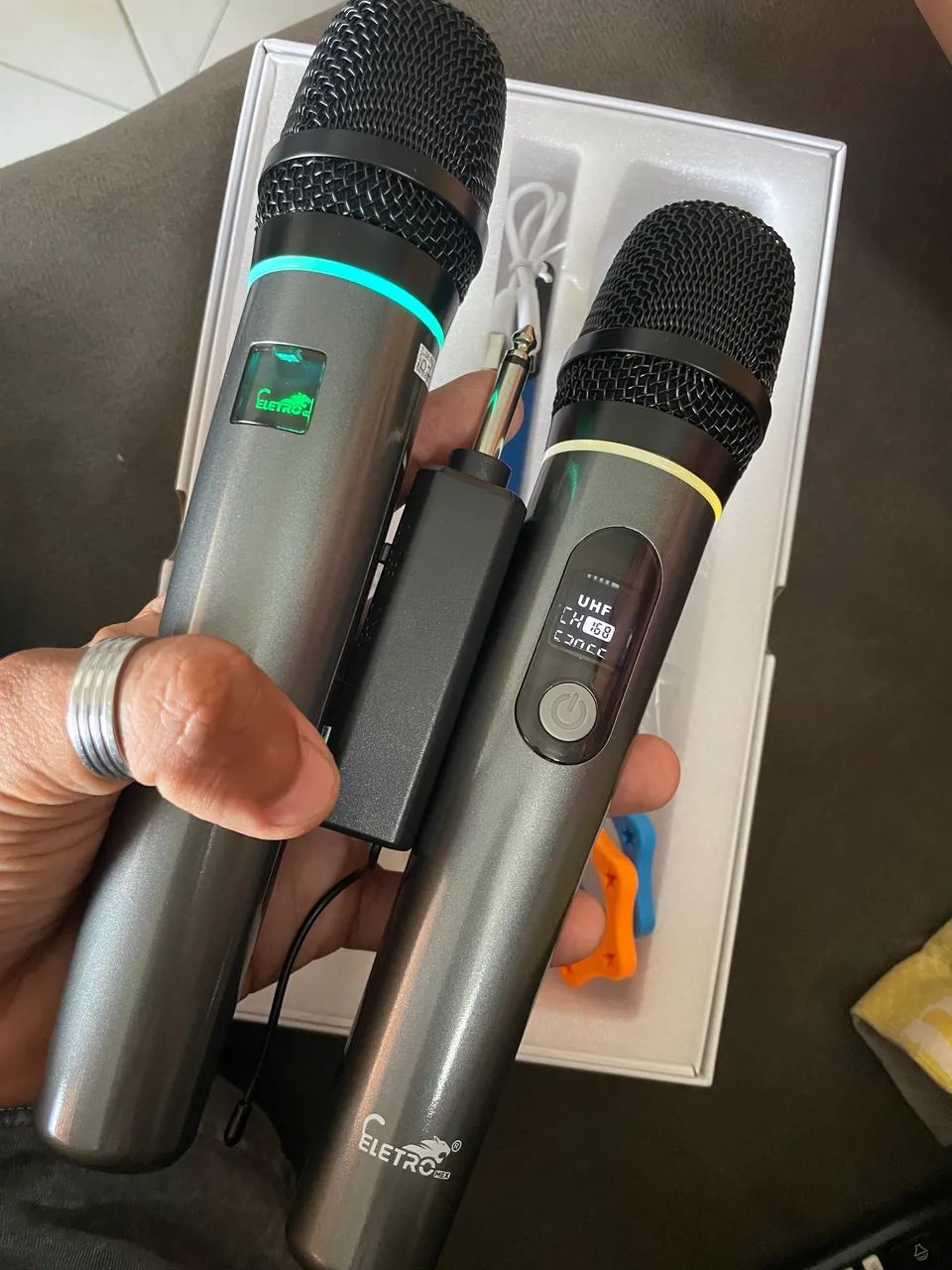 2 MICROFONES SEM FIO UHF RECARREGAVEL  - Foto 2