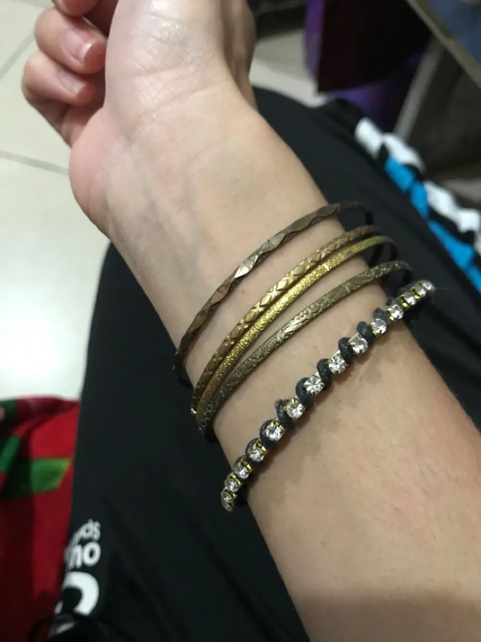 Pulseiras Douradas com Pingentes de Cruz e Chave - Foto 5