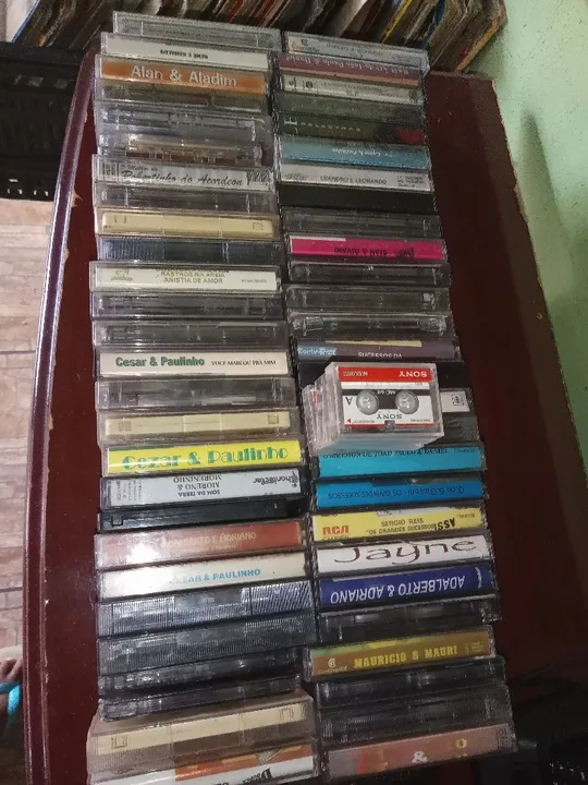 150 LPs e 60 Fitas