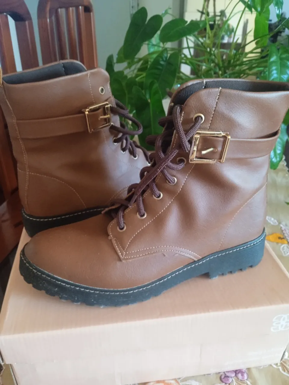 Bota coturno marrom