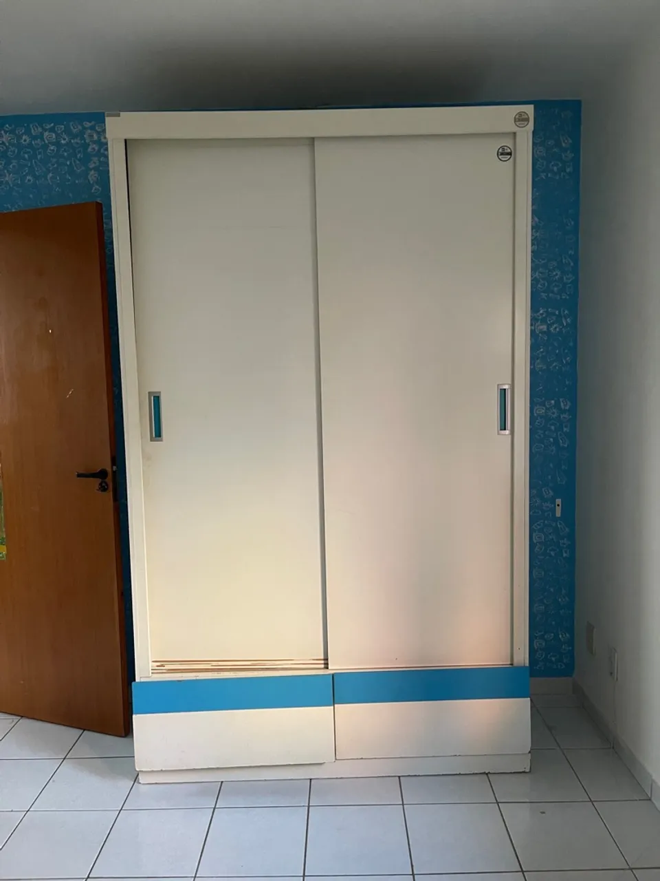 Guarda-Roupa Branco com detalhes em azul