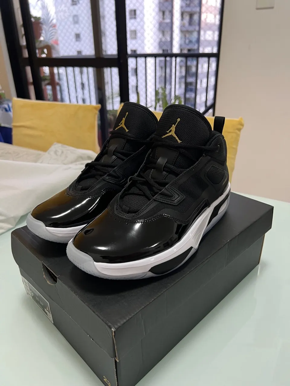Tênis AirJordan - Preto e Dourado, tamanho 41