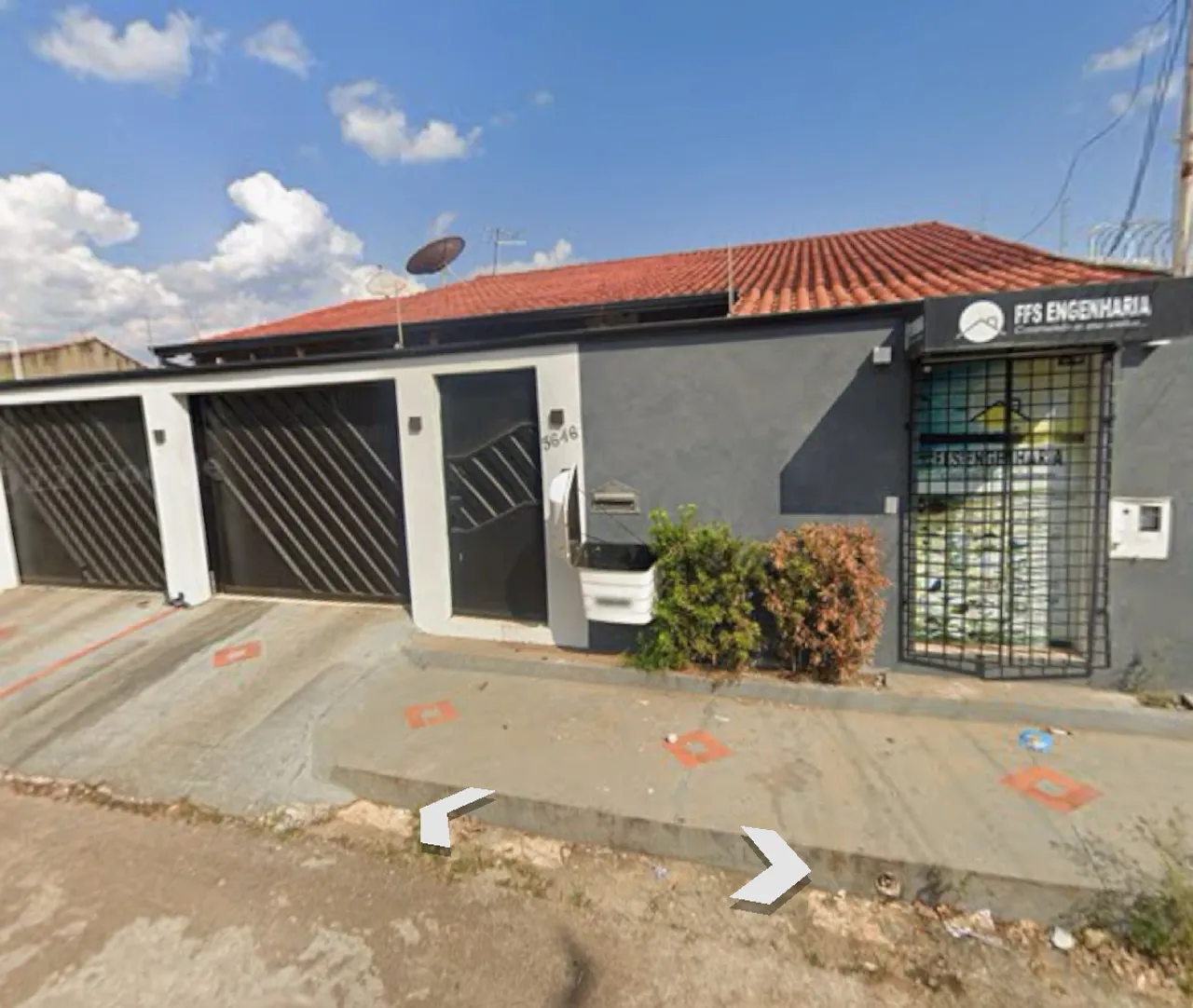 Locação casa 3 quartos e escritório na frente.