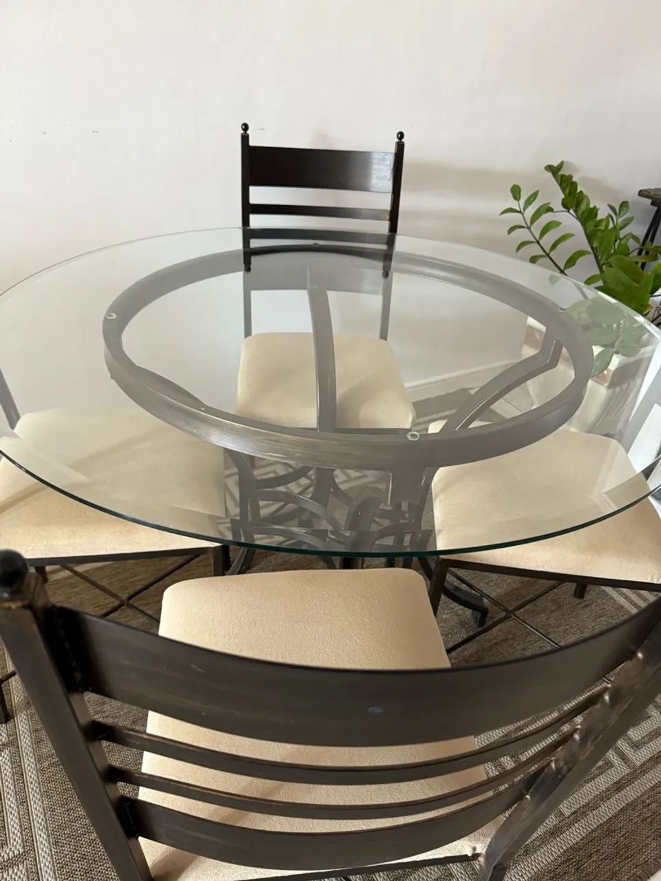 Mesa de Jantar de Vidro com 4 Cadeiras + Aparador - Foto 3