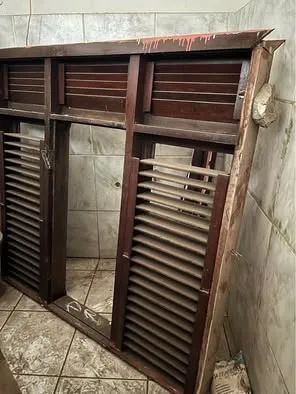 3 janelas de madeira maciça usadas, modelo veneziana.