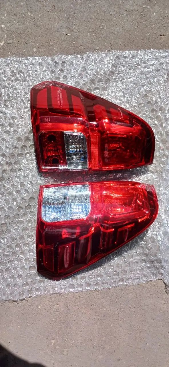 LANTERNA TRASEIRA HILLUX 