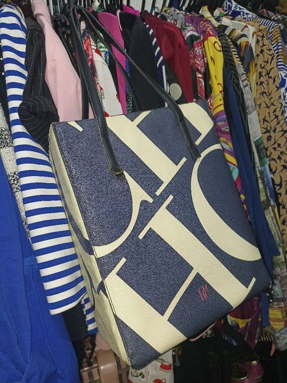 Bolsa Carolina Herrera preta e branca 