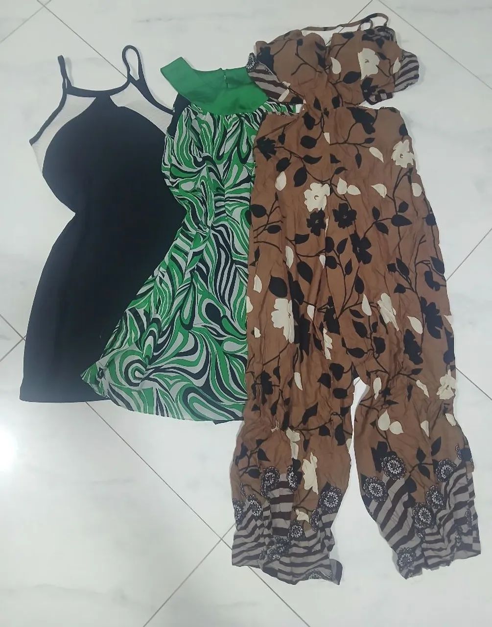 Lote com 26 vestidos e macaquinhos  - Foto 5